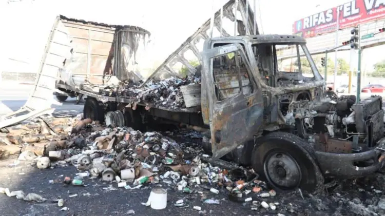 El vehículo quedó completamente consumido por las llamas. (Foto: Especial/EXPRESO).