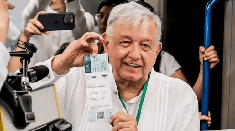 El presidente López Obrador  presumió su boleto de acceso. (Foto: Especial / EXPRESO)