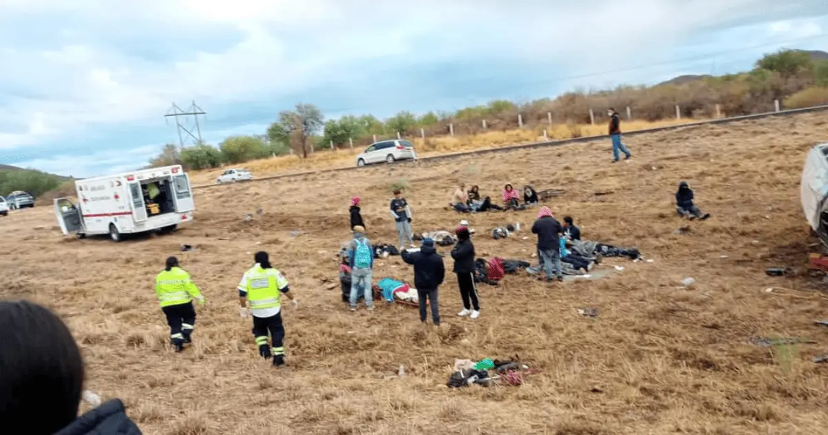 Transporte de jornaleros vuelca y deja varios heridos; reportan un muerto