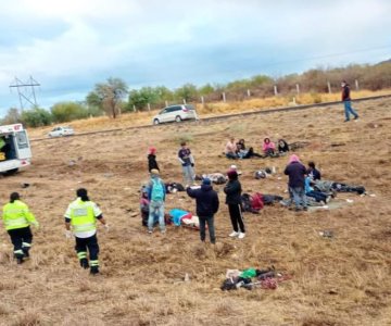 Transporte de jornaleros vuelca y deja varios heridos; reportan un muerto