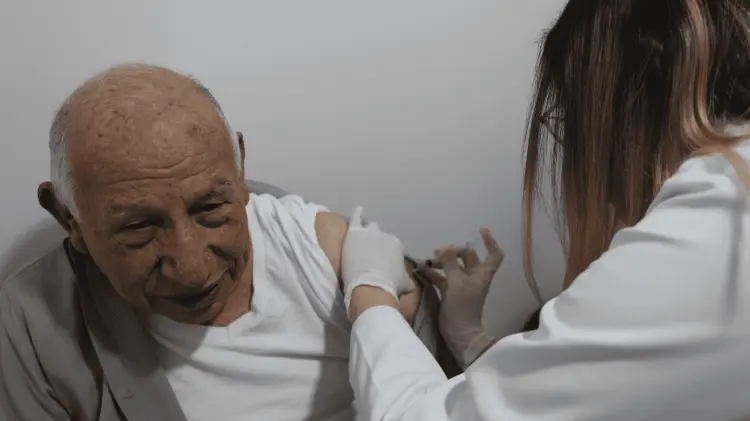 Magalo Figueroa fue de los primeros en aplicarse la vacuna en sector privado. (Jesús Ballesteros)