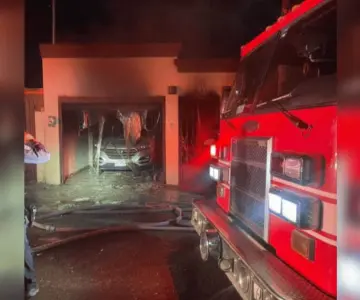 Cohete provoca incendio en domicilio y dos mujeres resultan lesionadas