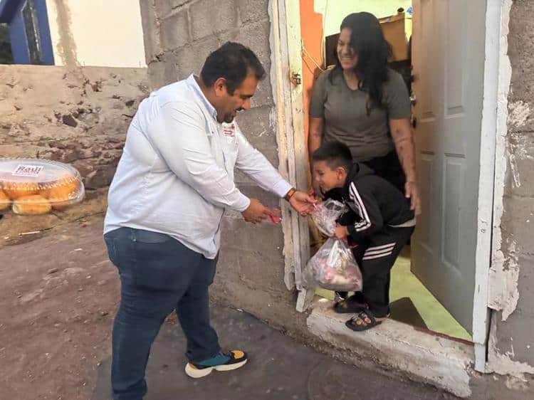 Raúl Sánchez entrega más de 200 cenas navideñas