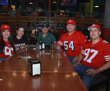 Disfrutan una estupenda cena en Ballpark