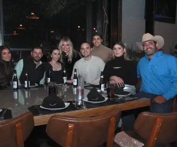 Amena reunión con amigos en Mochomos Fusión Sonorense
