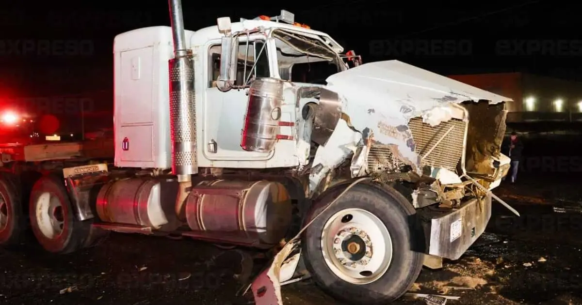 Aparatoso choque entre dos tráilers en carretera a Bahía de Kino