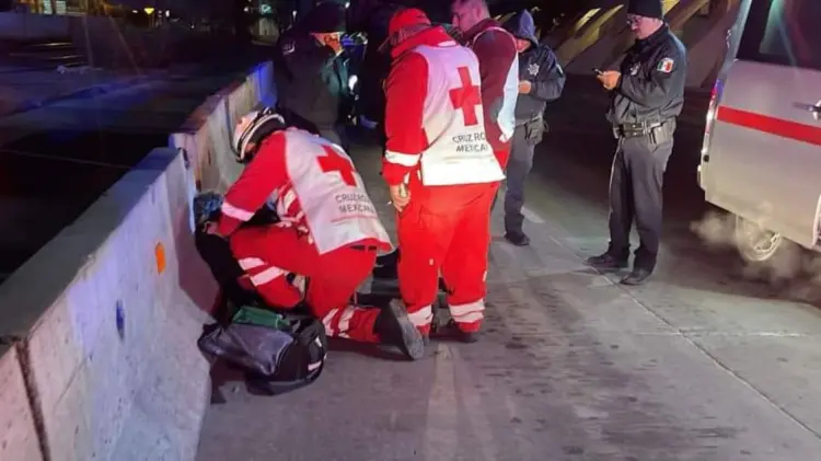 Elementos de Cruz Roja acudieron a atender a la mujer atropellada. (Foto: Especial/EXPRESO)