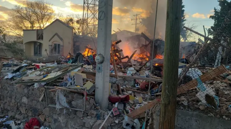 Al menos tres casas se vieron afectadas por la explosión en la colonia Mesa Sur. (Foto: CEPC)
