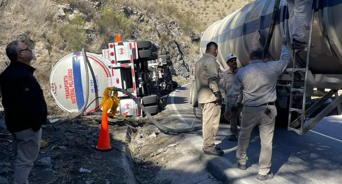 Vuelca tractocamión cargado con combustible en carretera Ímuris-Cananea