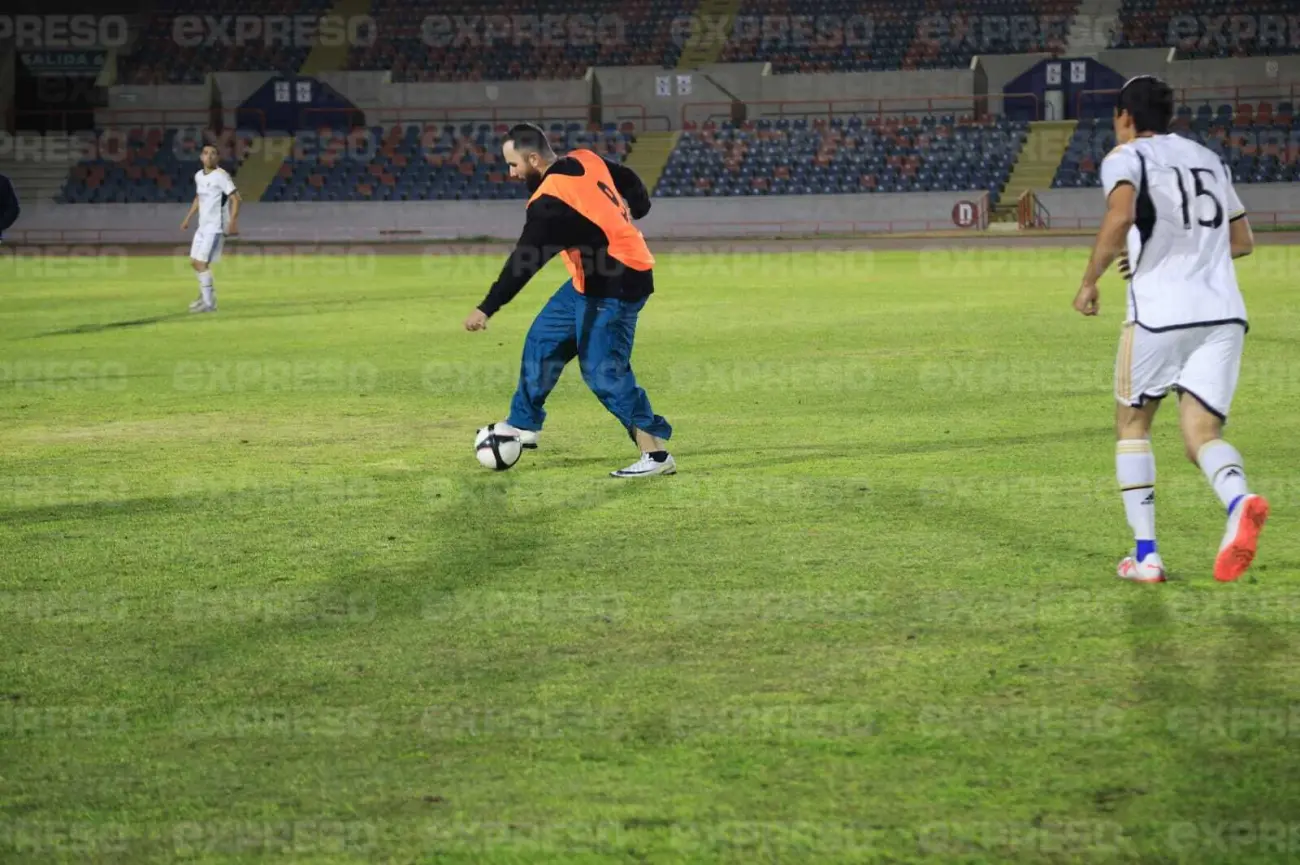 Carin León echa cascarita en el Estadio Héroe de Nacozari