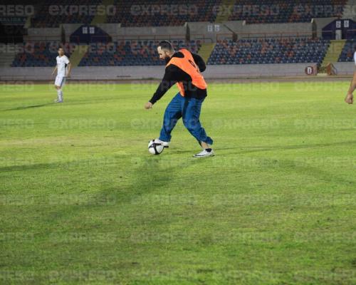 Carin León echa cascarita en el Estadio Héroe de Nacozari