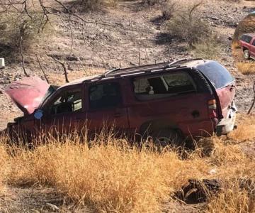 Carro termina volcado tras perder el control en carretera Hermosillo - Ures