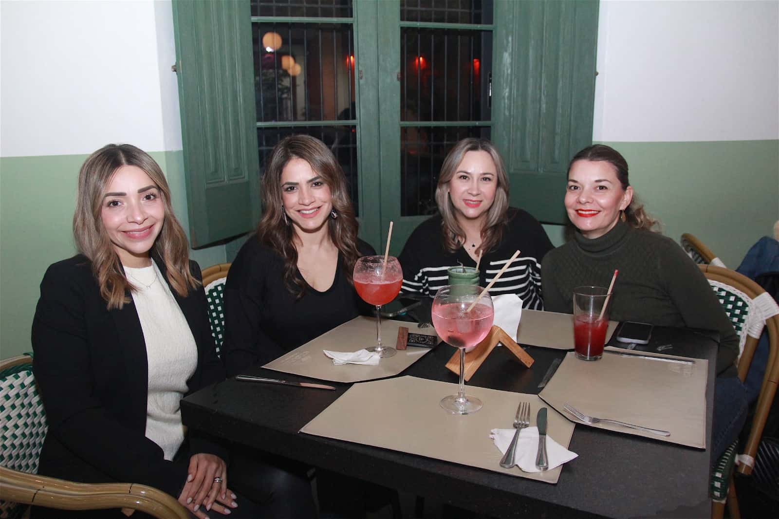 En Casona Obregón 55, amena plática con amigos