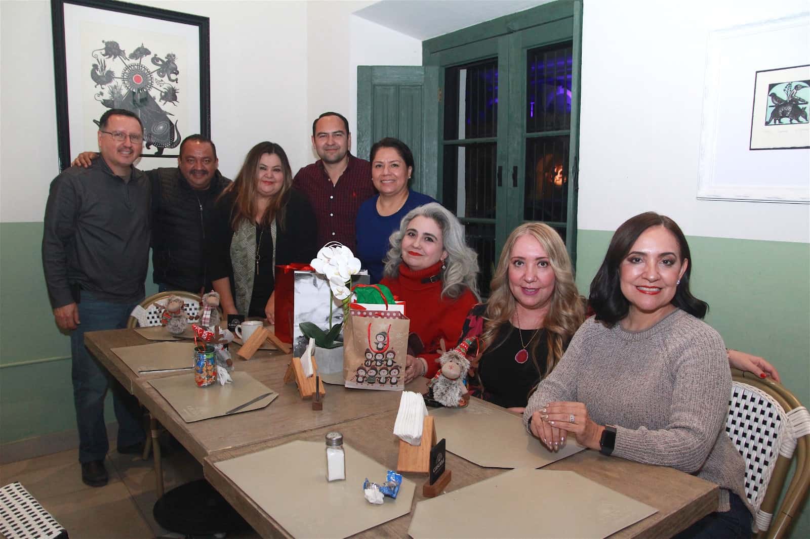 En Casona Obregón 55, amena plática con amigos