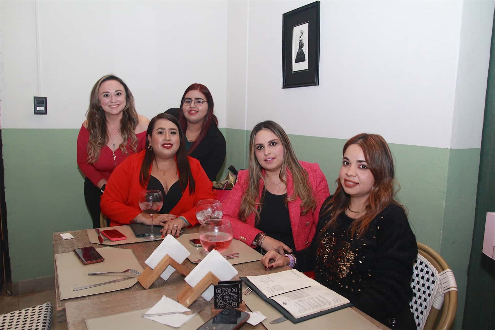En Casona Obregón 55, amena plática con amigos