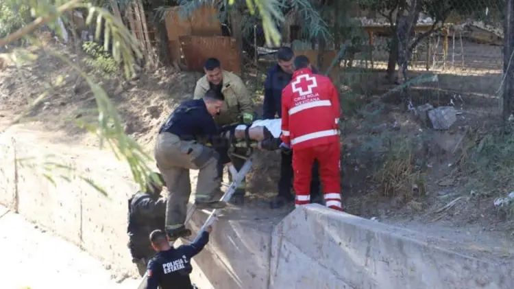 Elementos de Cruz Roja acudieron a socorrer al hombre lesionado. (Foto: Especial/EXPRESO)