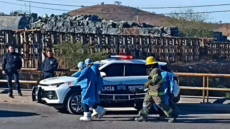 Elementos de AMIC, Policía Municipal y Bomberos arribaron a sustraer el cuerpo. (Tadeo Cruz/EXPRESO)