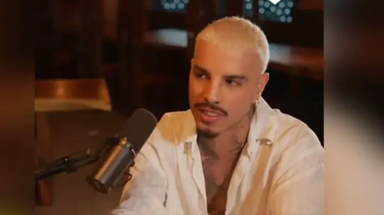 Rauw Alejandro fue entrevistado por el influencer Chente Ydrach.  (Foto: Captura de video)