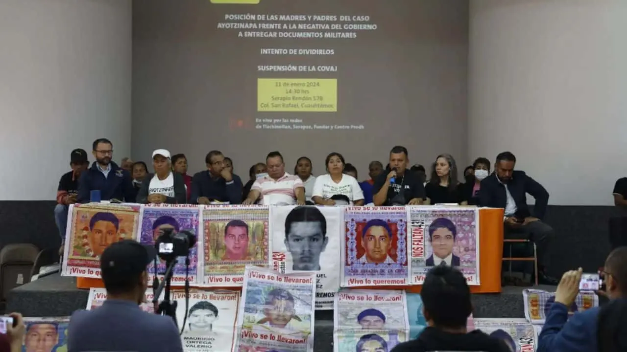 Padres de los 43 normalistas se retiraron de la mesa de dialogo con Segob