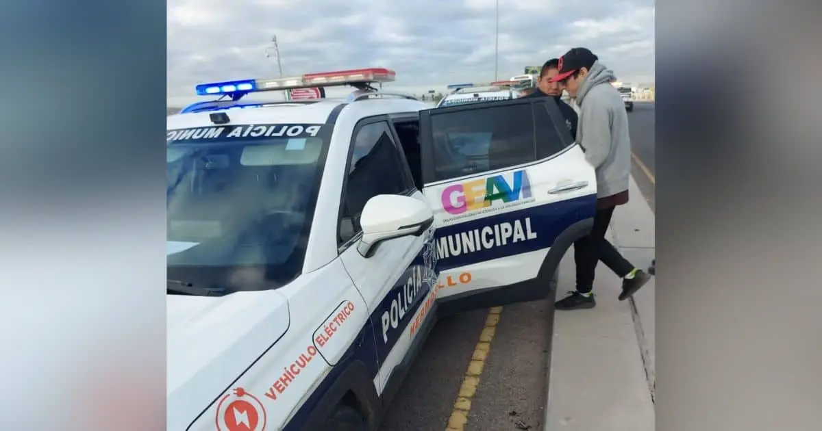 Policías rescatan a joven que intentaba arrojarse de un puente