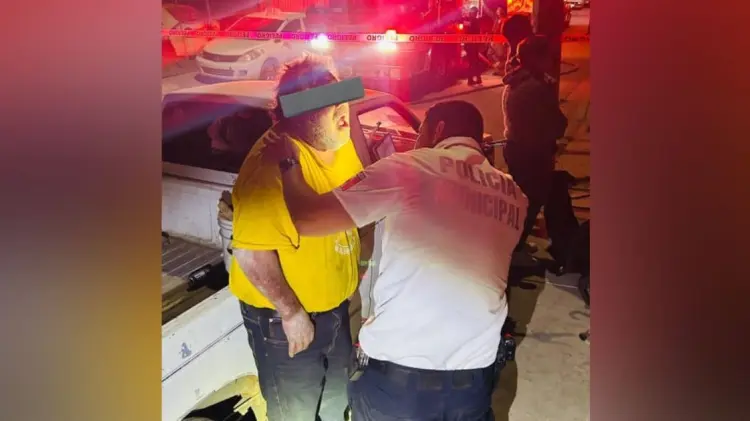 El hombre fue revisado por los agentes. (Foto: Policía Municipal de Hermosillo)