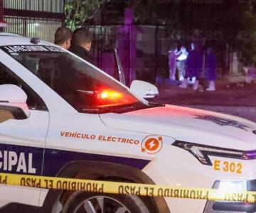 Buscan a hombre que asesinó a mujer en Villa Colonial; está identificado