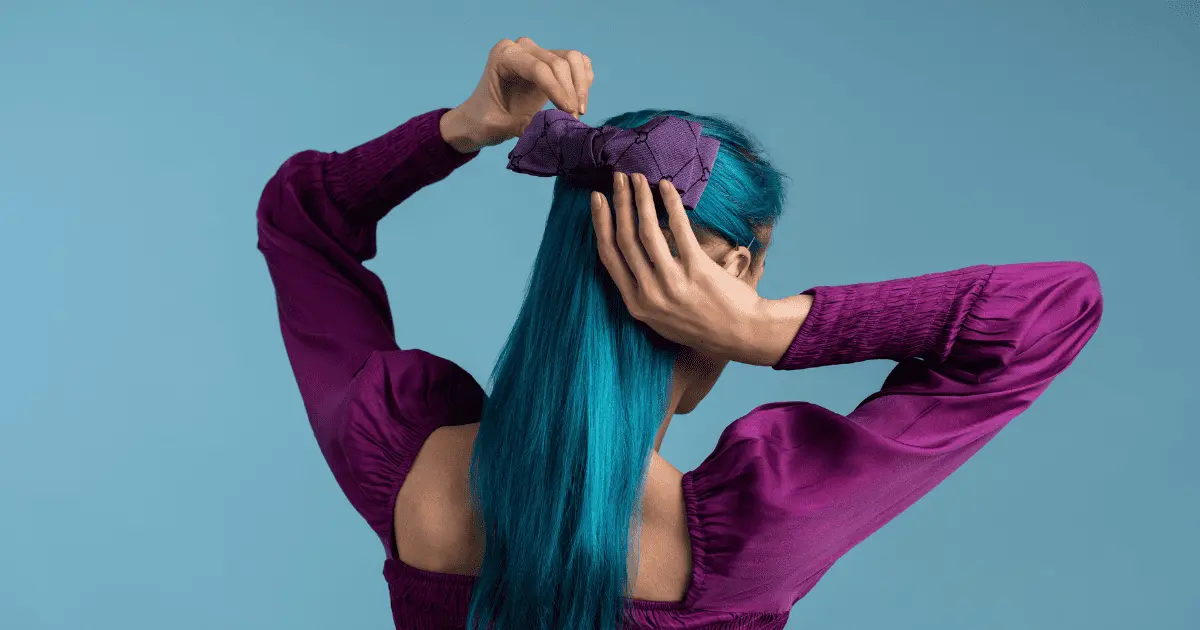 Amparan a joven que le negaban educación por teñir azul su cabello