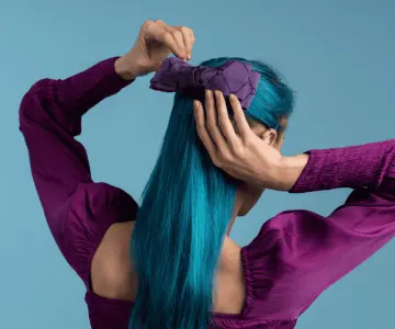 Amparan a joven que le negaban educación por teñir azul su cabello