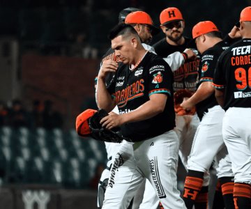 Juan Pablo Oramas baja del montículo de Naranjeros por lesión