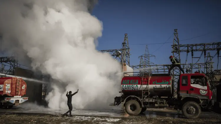 Bomberos kurdos apagan un incendio en una central eléctrica de Qamishli. (Foto: AFP / EXPRESO).