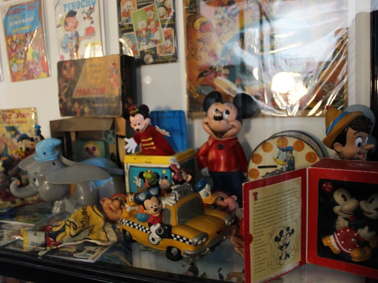 El maestro Francisco Ceballos tiene la colección que soñó en su infancia
