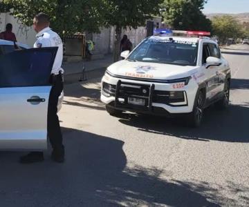 Rescatan a niño dormido dentro de un carro; madre olvida las llaves