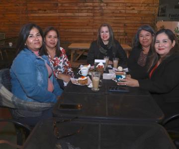 En Casa Garmendia, Café y Churrería hay una agradable plática con amigos