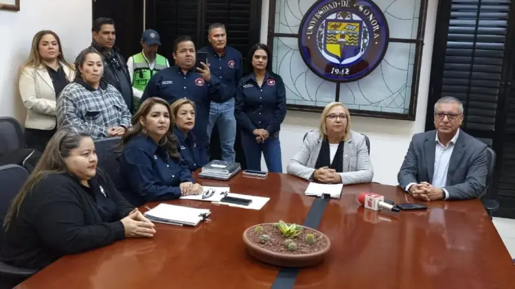 Lourdes Esperanza Rojas, entregó el pliego petitorio a María Rita Plancarte. (Especial/EXPRESO)