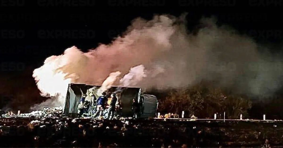 Vuelca tráiler y se prende en fuego en carretera Hermosillo - Guaymas