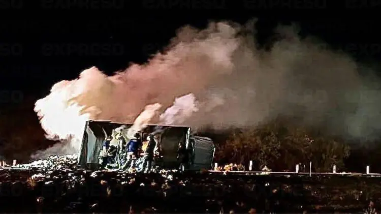 El conductor logró salir de inmediato sin que sufriera lesión alguna. (Foto: Jorge Flores/EXPRESO)