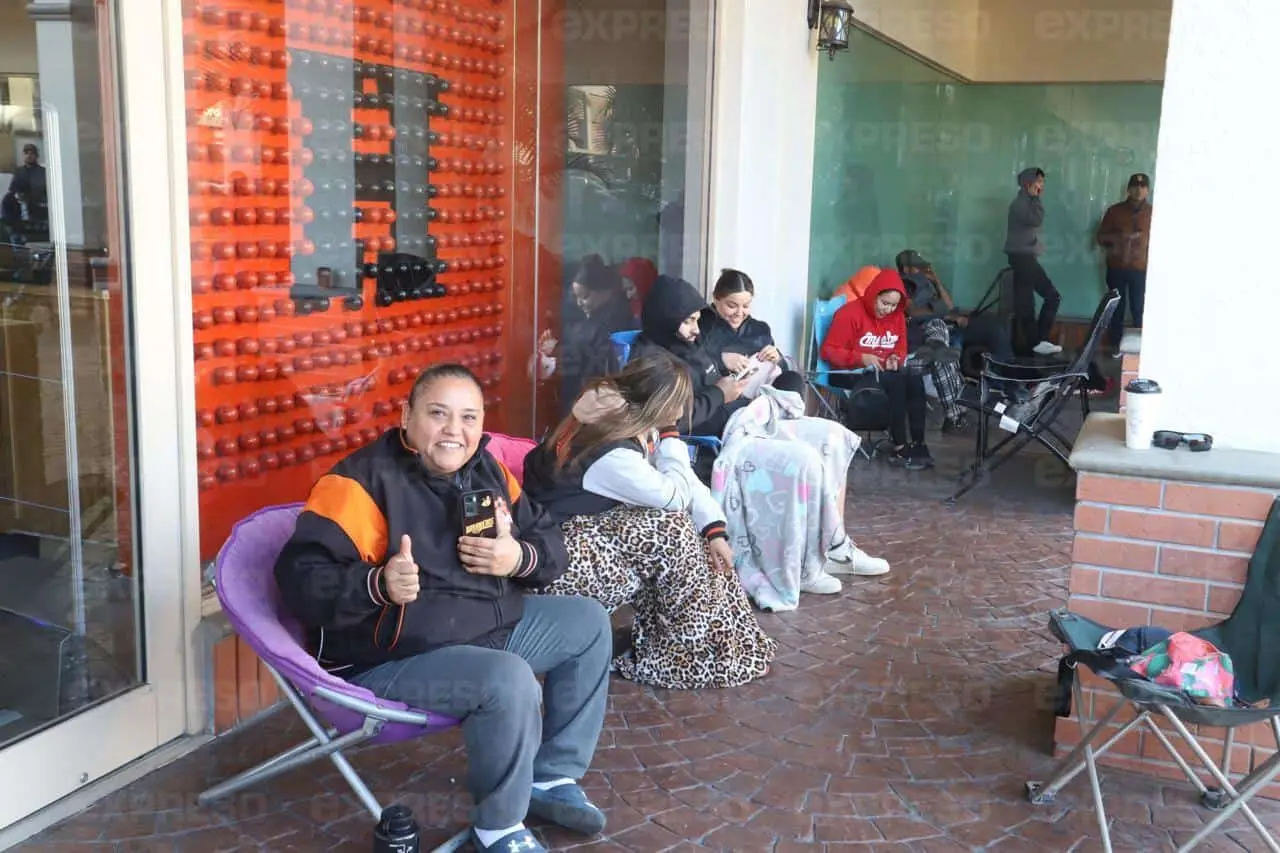 ¡Fiebre naranja! Aficionados de Hermosillo acampan por un boleto para final