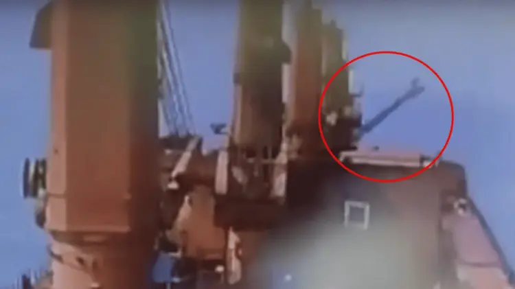 Miembros de la tripulación se pueden ver corriendo en la cubierta. (Foto: Especial / EXPRESO)