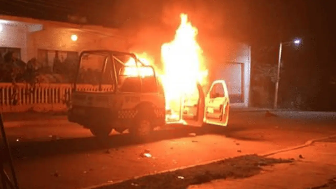 Queman patrulla e intentan linchar a policías tras asesinato de joven