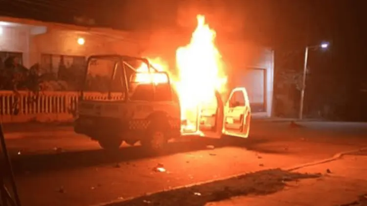 Fuerzas policiales estatal y federal intervinieron para salvar a los municipales. (Foto: Especial).