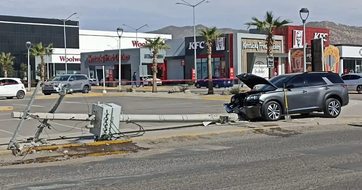Camioneta se estrella y derriba poste de luz; conductor queda lesionado