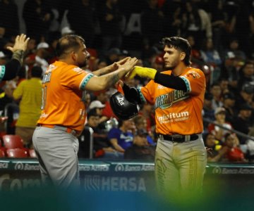 Naranjeros de Hermosillo se coloca a un juego de levantar el título 17