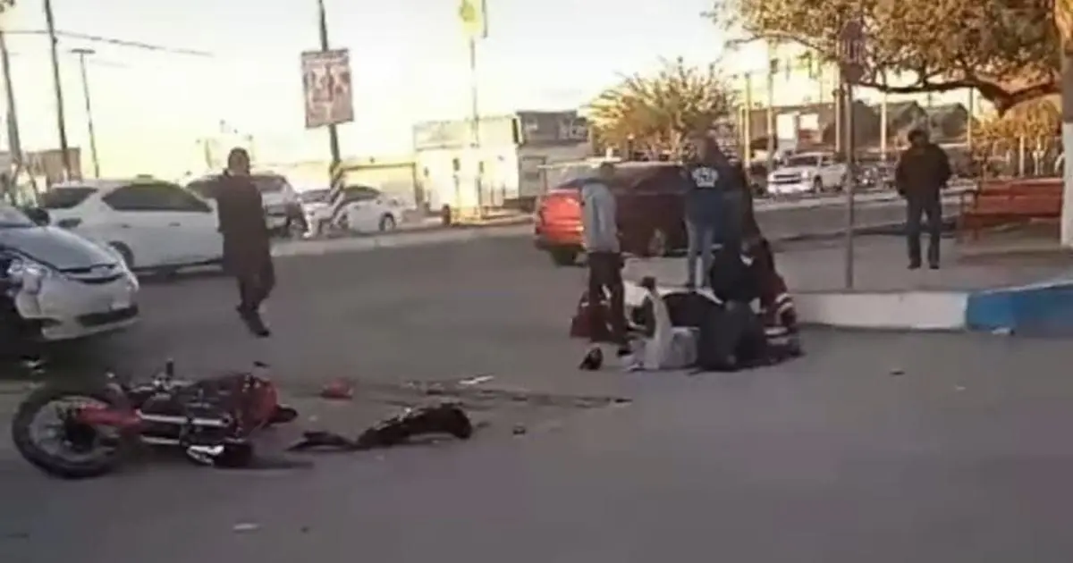 Camioneta impacta a motocicleta en Miguel Alemán; hay dos heridos
