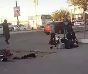 Camioneta impacta a motocicleta en Miguel Alemán; hay dos heridos