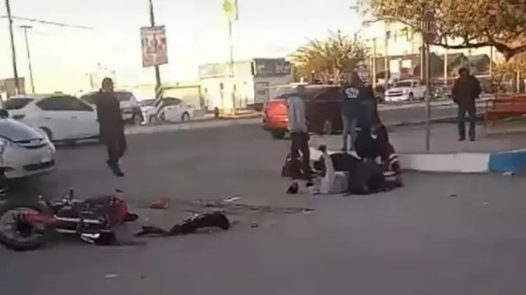 Las dos personas fueron trasladadas al hospital. (Foto: Cortesía)