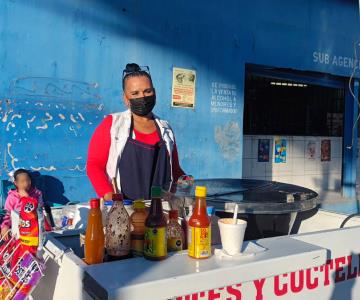 Brenda Garibay prepara cocteles de elote con amor para ayudar a su hija