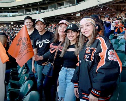 Aficionados festejan con Naranjeros en el estadio Fernando Valenzuela