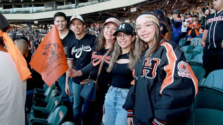 Aficionados festejan con Naranjeros en el estadio Fernando Valenzuela
