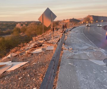 Vuelca tractocamión en tramo carretero Magdalena-Santa Ana