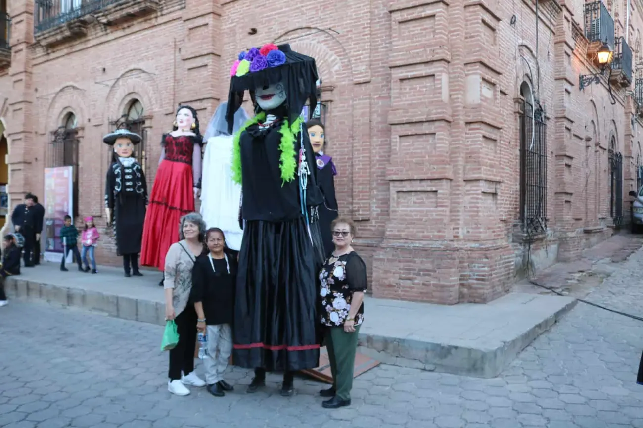 Mojigangas ponen ambiente y llenan de alegría el FAOT 2024
